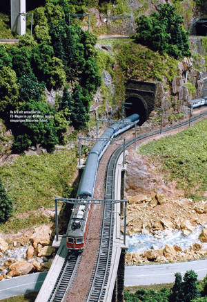 Re6/6 mit umlackierten FS-Wagen im nur 43m langen Boscerina-Tunnel