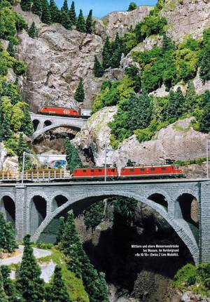 Mittlere und obere Meienreussbrücke bei Wassen. Im Vordergrund "Re10/10"
