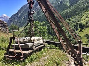 Dank der Eisenbahnlinie unterhalb des Steinbruchs konnte der Granit direkt auf die Bahn geladen und weitertransportiert werden. 